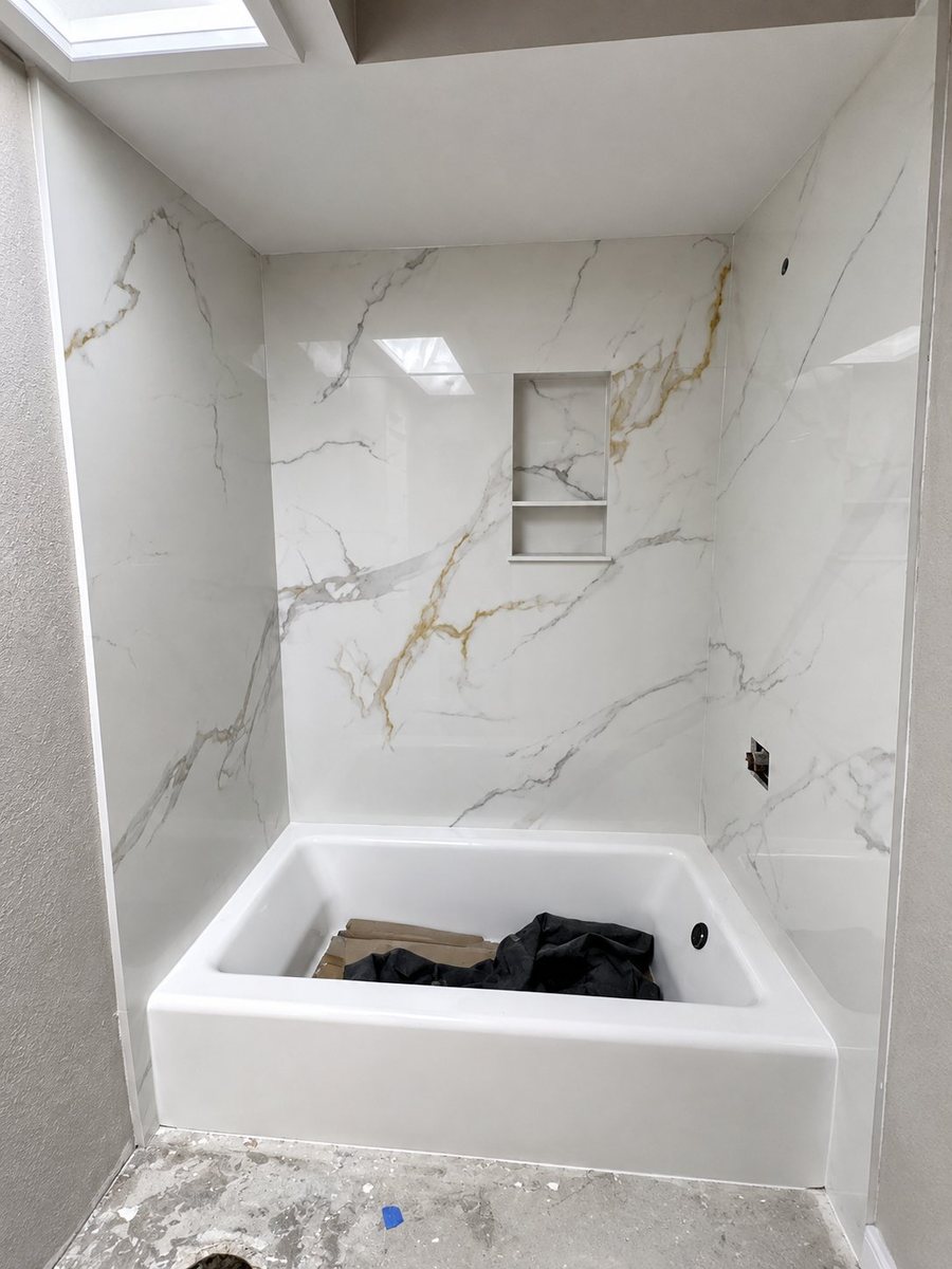 Bathroom with large format porcelain panels